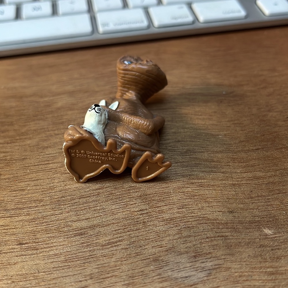 E.T. With Rabbit - Picture 7 of 7